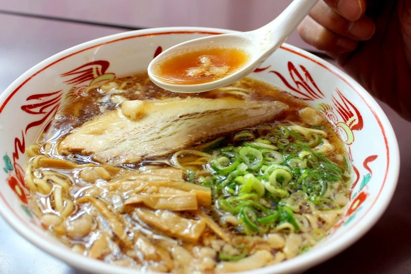 Onomichi Ramen sử dụng nước dùng được rán từ mỡ heo, nước tương