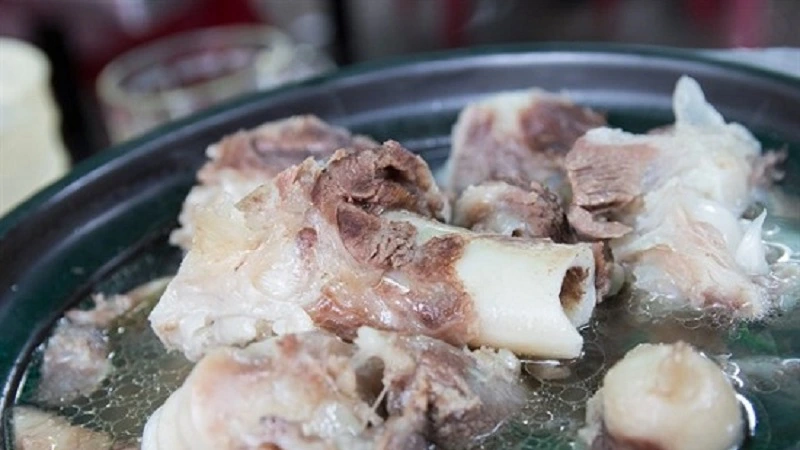 Nước dùng của mì Ramen được nấu từ xương gà, xương heo, xương bò hoặc cá