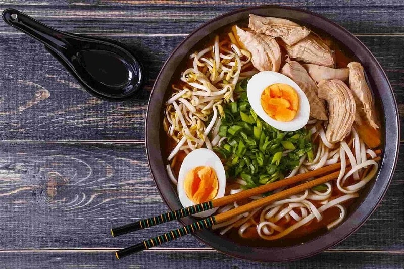 Thịt heo, trứng, chả cá, rau củ