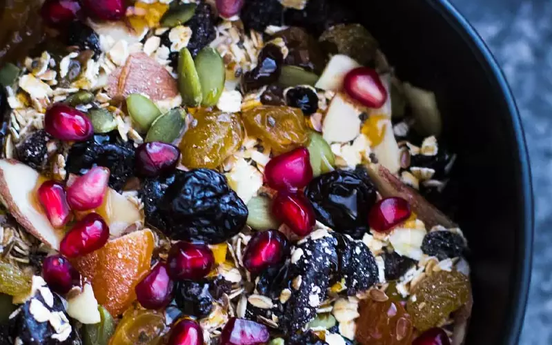 Muesli cùng một số loại hoa quả khô