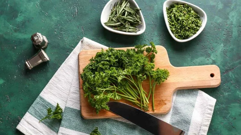 Chứa khá nhiều chất chống oxy hóa, cụ thể gồm flavonoid, carotenoid và vitamin C