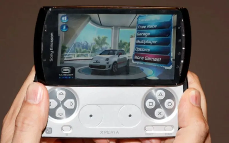 Sony Ericsson Xperia Play là sự kết hợp giữa điện thoại và hệ thống chơi game di động