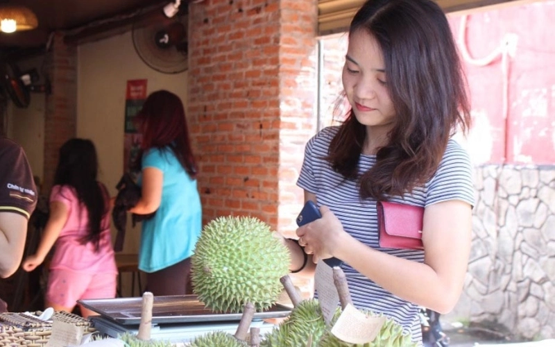 Bạn có thể kiểm tra sầu riêng ngon hay không bằng gõ vào phần vỏ