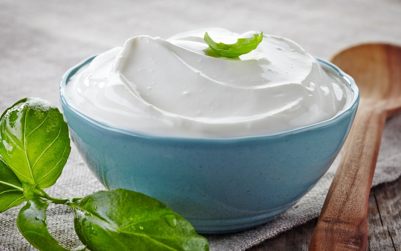 Có thể tìm mua sour cream tại siêu thị hay cửa hàng bán nguyên liệu làm bánh