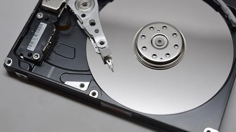 Ổ cứng của máy trạm thường được thiết kế lai giữa HDD