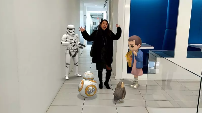 Công nghệ AR ( viết tắt từ Augmented Reality) là sự kết hợp giữa thế giới thật và ảo