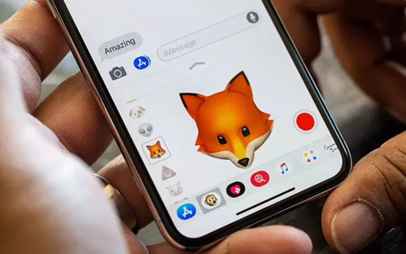 AR Stickers được đưa vào trong camera điện thoại để tạo nên những Stickers AR