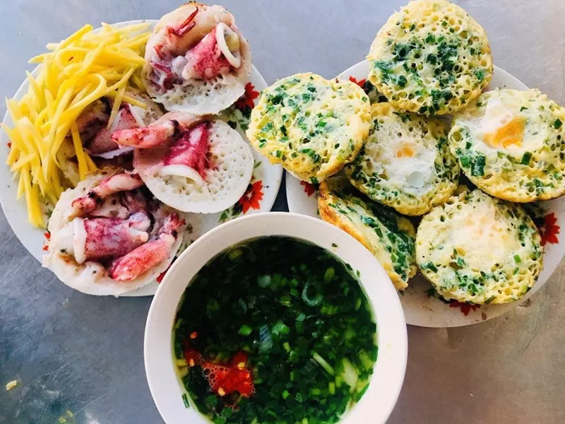 Bánh căn ở Phan Rang được chế biến cầu kỳ hơn