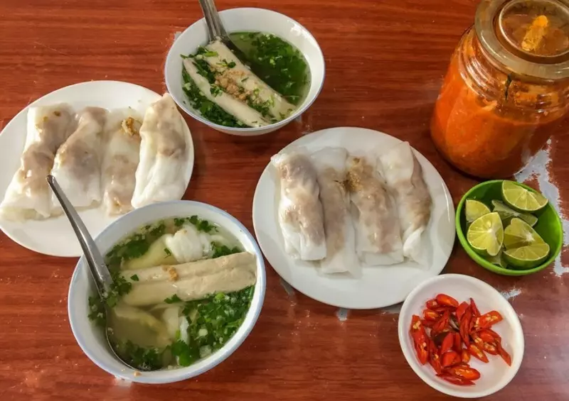 Bát canh nóng cùng chút hành lá, hành phi cùng thanh chả giòn dai