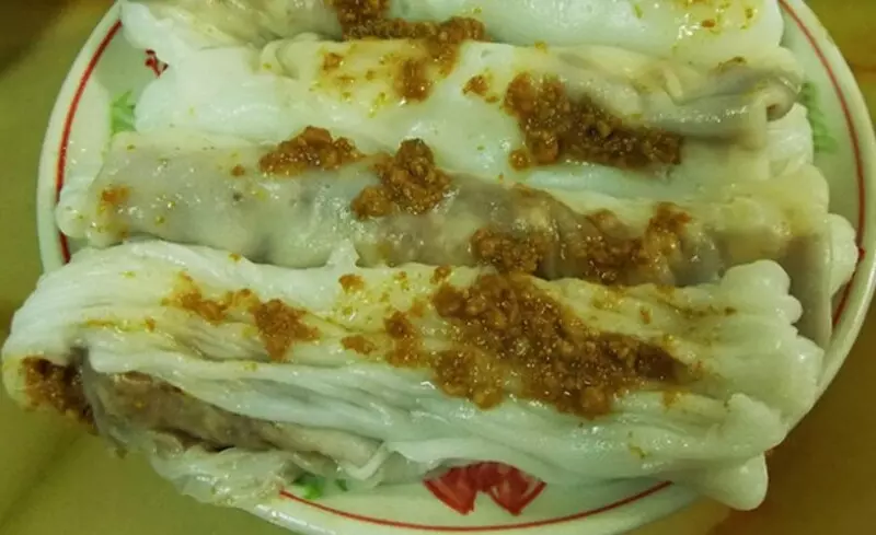 Bánh cuốn ăn kèm với nước chấm được ninh từ xương ống