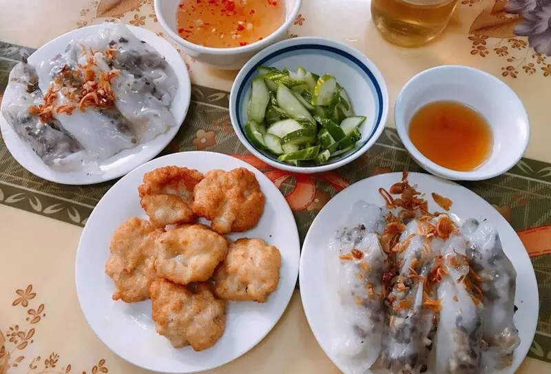 Bánh cuốn Quảng Ninh điợc ăn kèm với món chả mực trứ danh Hạ Long