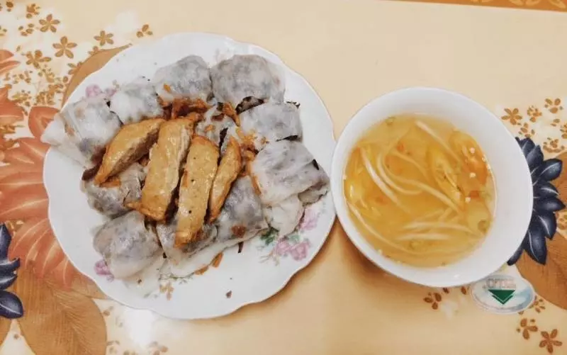 Bánh cuốn Hải Dương được tráng thành từng lá mỏng