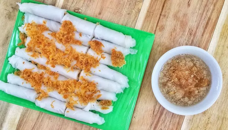 Bánh cuốn Mễ Sở được cán khá dày nhưng không hề cứng mà rất dẻo dai