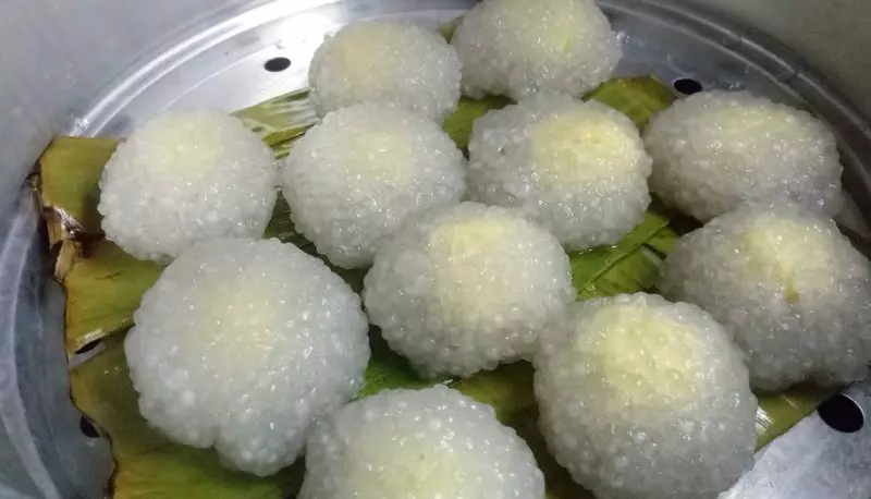 Món bánh bột bán nhân đậu xanh này có vỏ bánh được làm từ bột báng