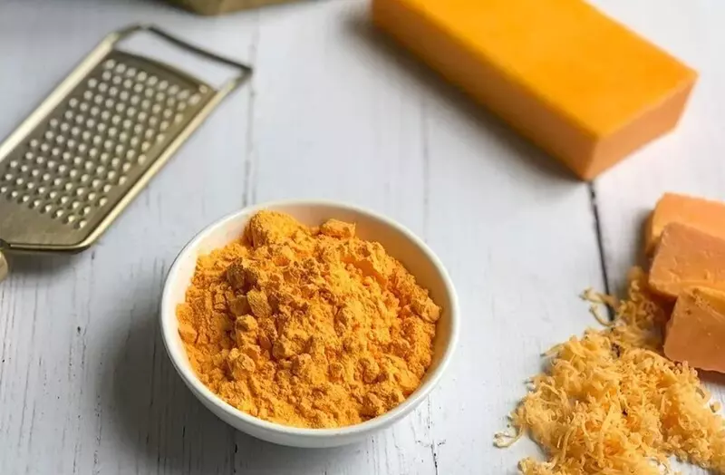 Bạn thực hiện bào phô mai cứng thành những lát nhỏ