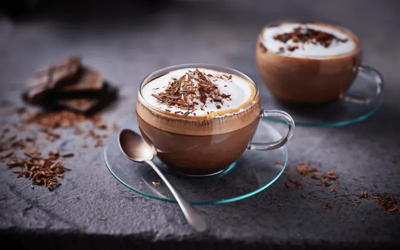 Cà phê Mocha là thức uống được tạo ra từ cà phê espresso và sữa nóng có thêm bột hoặc sốt socola