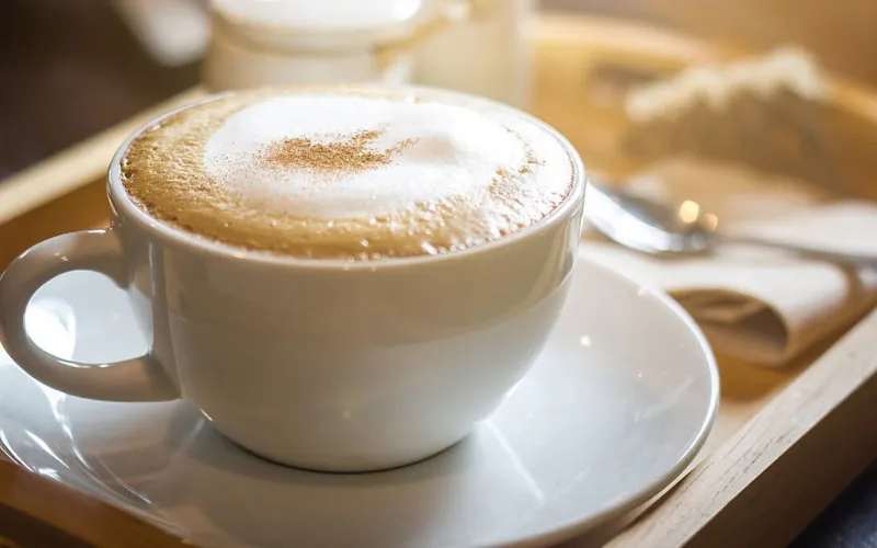Capuchino là thức uống gồm hai thành phần là cà phê và lớp bọt sữa