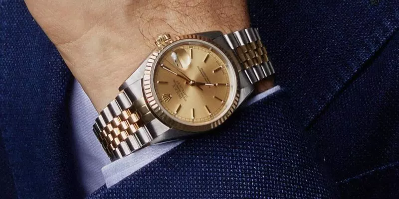 Con tem được chứng nhận chính thức của Superlative Chronometer trên mặt số