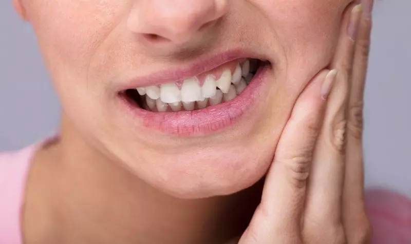 Nhiều loại kem đánh răng liệt kê đinh hương trong số các thành phần của chúng