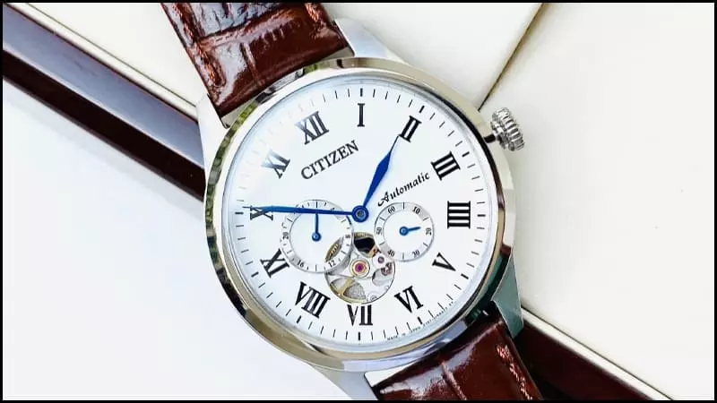 Đồng hồ Automatic tự lên dây cót bằng bánh đà