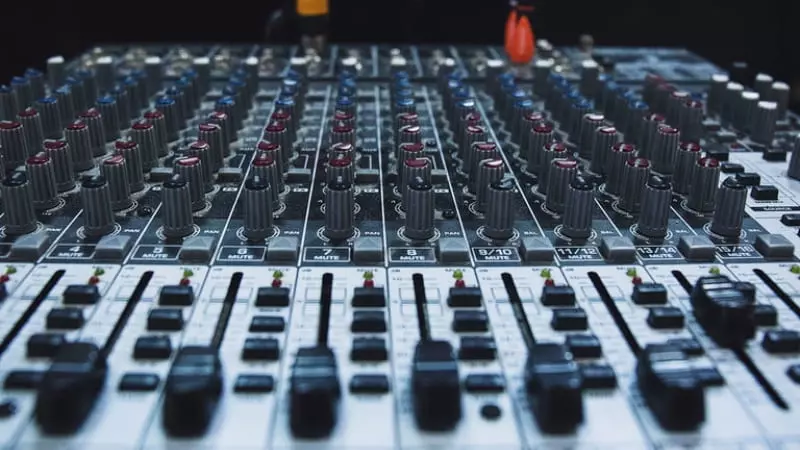 Equalizer (EQ) là công cụ điều chỉnh chất âm, âm thanh bằng cách sử dụng bộ lọc điện tử