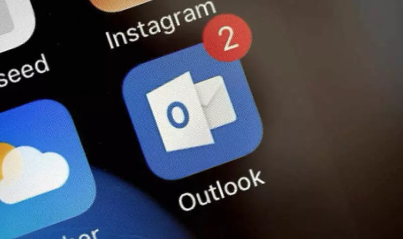 Hotmail được hình thành bởi Jack Smith và Sabeer Bhatia