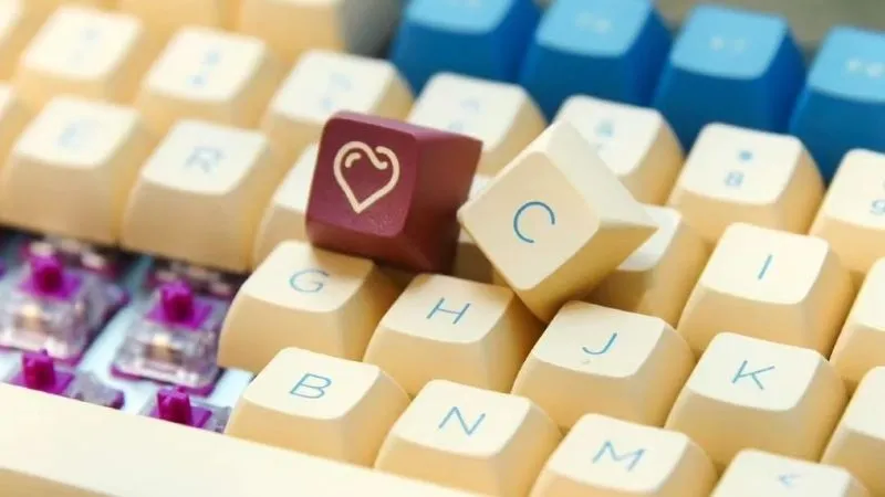 Mỗi mặt trên của keycap sẽ là một ký tự tương thích với phím bấm mà nó đặt lên