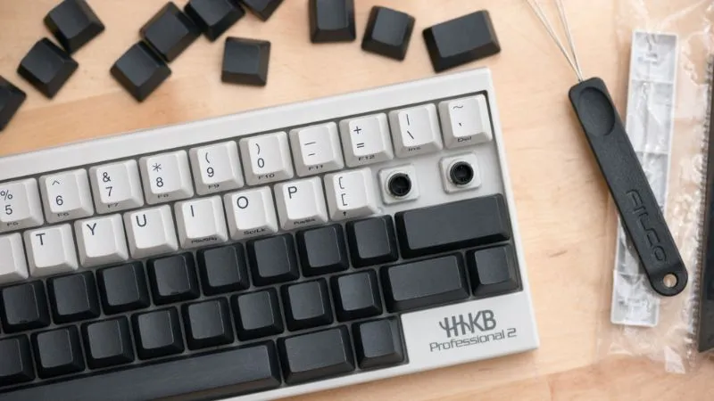 Khi lắp keycap mới, bạn cần tập trung và cẩn thận để không lắp nhầm vị trí các phím chức năng