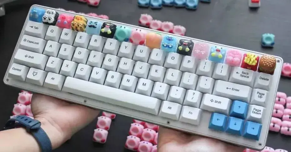 Đây là một loại nhựa phổ biến để chế tác bàn phím cơ vì có độ bền cao và rất cứng cáp