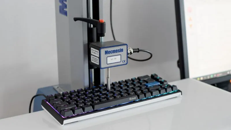 Phương pháp Laser printing là sử dụng laser để in các ký tự lên các phím.