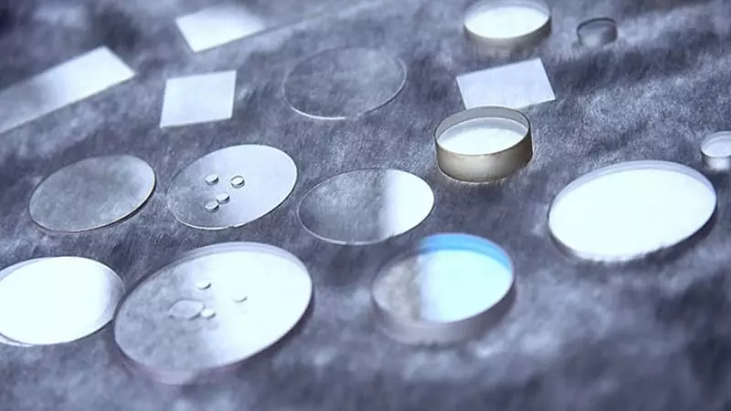 Kính Sapphire nguyên khối