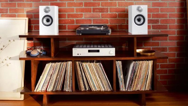 Loa bookshelf thường đặt trên kệ sách, mặt bàn hoặc kết hợp thêm giá đỡ để đặt bất cứ đâu.
