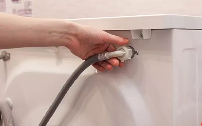 Nếu vòi nước bị khóa, các bạn có thể đi kiểm tra và mở lại