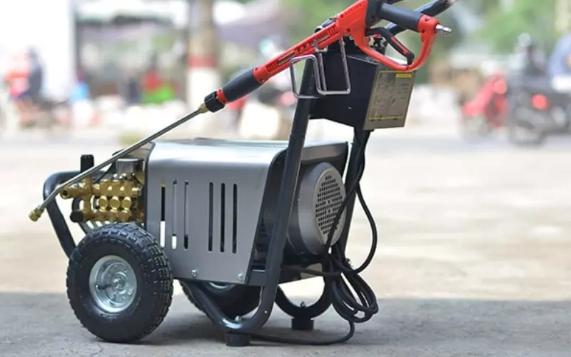 Máy rửa xe cao áp giúp các bạn tiết kiệm thời gian rửa xe