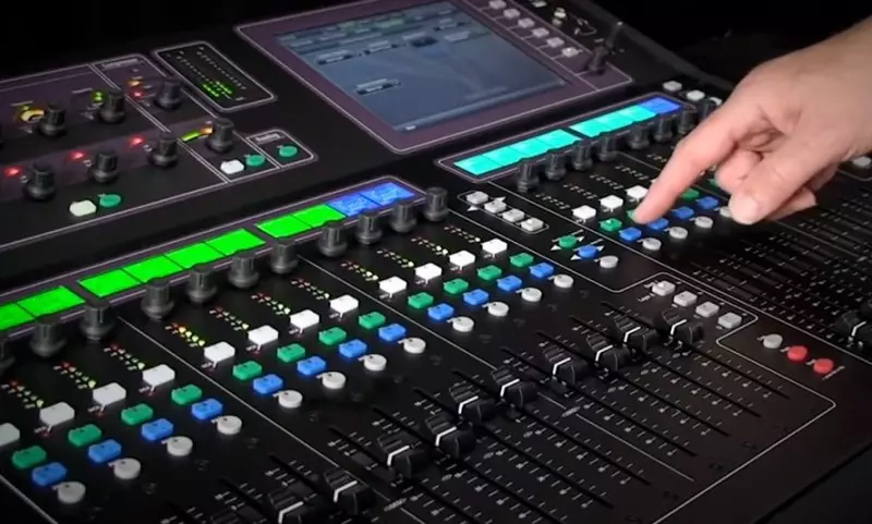 Đường đi của tín hiệu trên mixer này được số hóa hoàn toàn