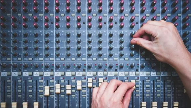 Mixer đóng vai trò như một thiết bị kết nối