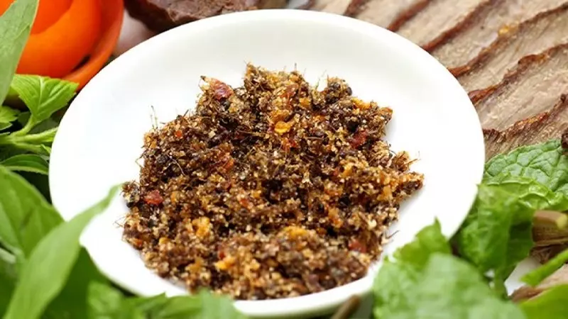 Muối kiến vàng là đặc sản đặc trưng của vùng Krông Pa tỉnh Gia Lai