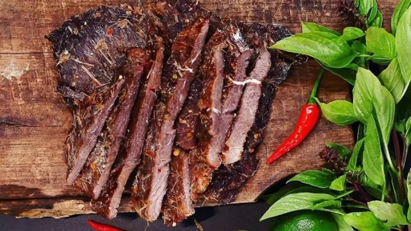 Bò một nắng khi kết hợp với muối kiến vàng tạo nên một hương vị cay thú vị, hấp dẫn
