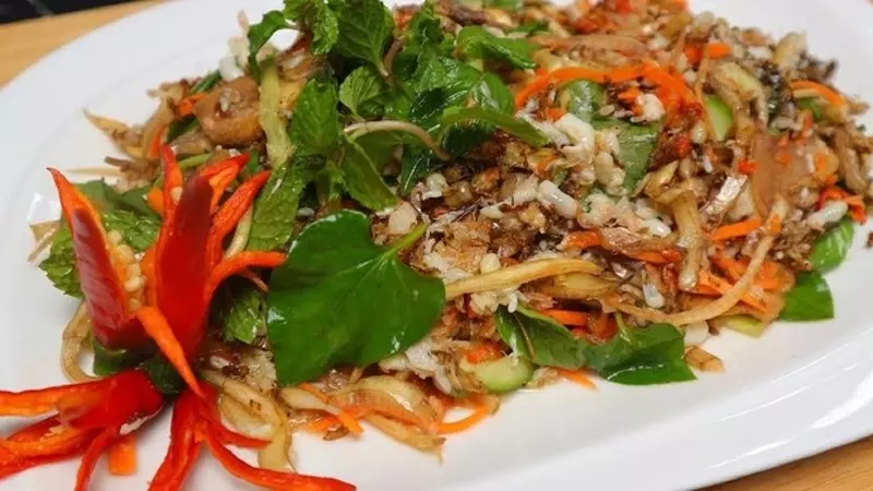 Khi dùng muối kiến vàng để trộn vào gỏi đu đủ và gỏi bưởi sẽ giúp tăng thêm hương vị đặc trưng
