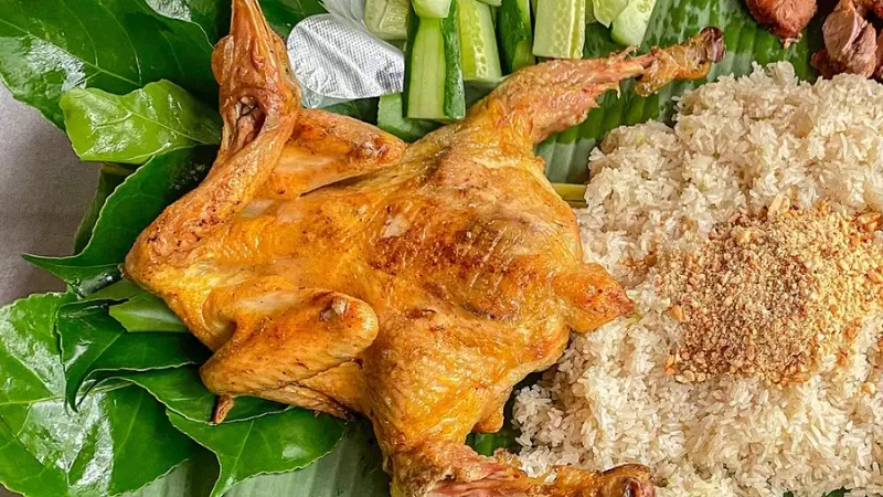 Kết hợp gà nướng với muối kiến Gia Lai mặn, cay tạo nên hương vị đặc trưng khó quên