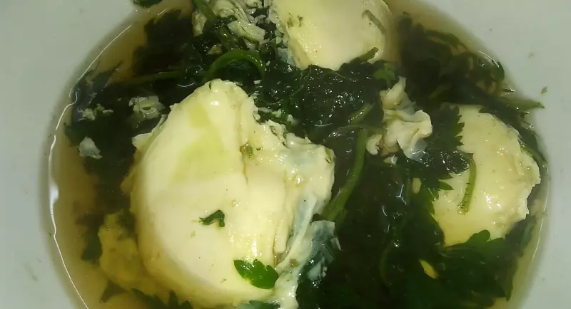 Canh ngải cứu nấu trứng có thể trị ho hay cảm