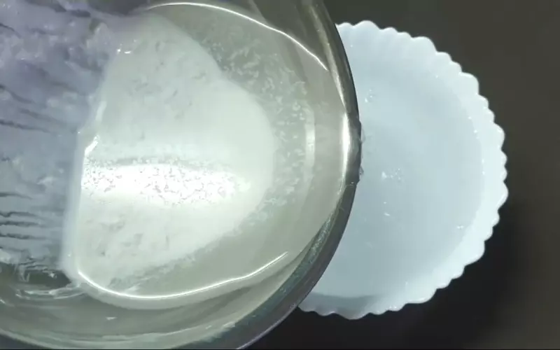 Bạn hãy hòa tan vôi sống cùng nước lạnh và để hỗn hợp trong 2 – 3 tiếng