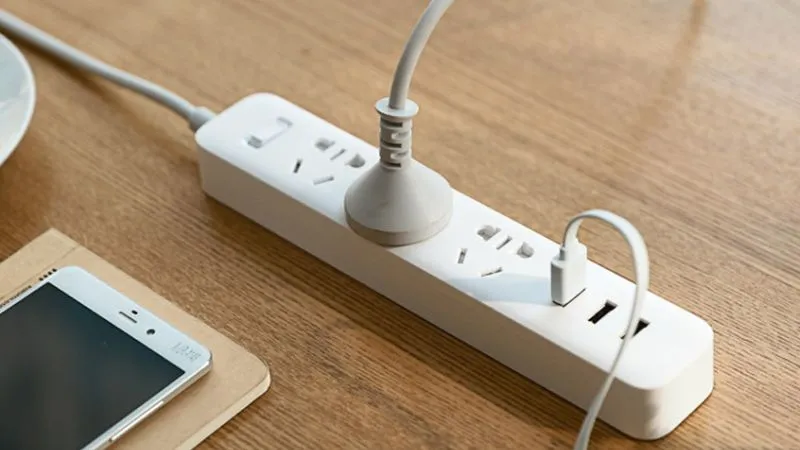 Ổ cắm điện 3 chấu có thiết kết hợp với phích cắm 2 chấu
