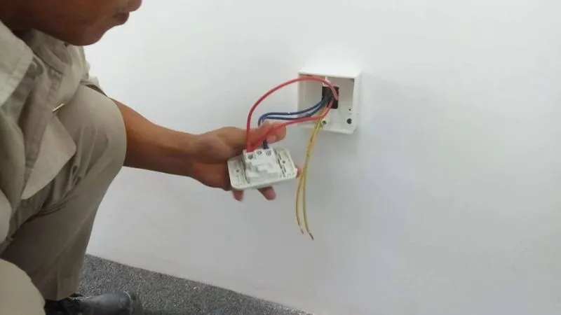 Để lắp đặt ổ cắm điện 3 chấu, bạn cần thực hiện 2 bước