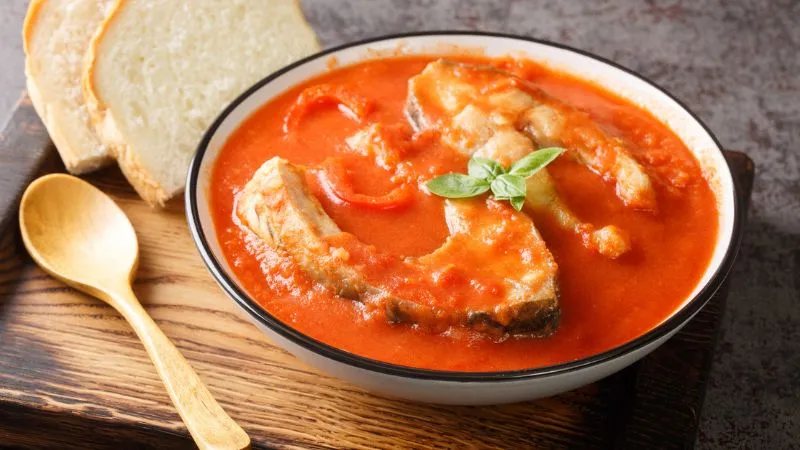Paprika là nguyên liệu đặc trưng giúp tạo vị ngon của món súp cá Hungary (halászlé)