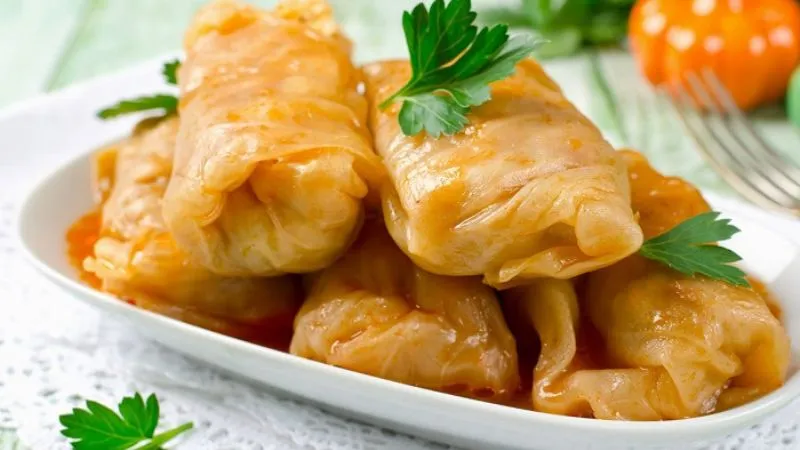 Bắp cải nhồi thịt (töltött káposzta) là một trong những món ăn nổi tiếng làm nên tên tuổi ẩm thực Hungary