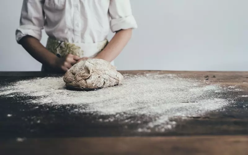 Sau khi rắc bột, các bạn dùng tay nhấn cục bột xuống
