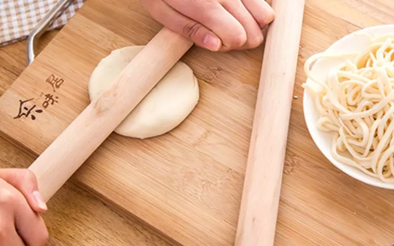 Các bạn có thể dùng cây cán bột để cán mịn bột