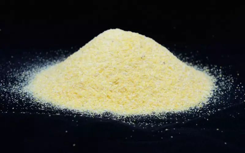 Rắc bột mì semolina lên để phủ đều lớp bột
