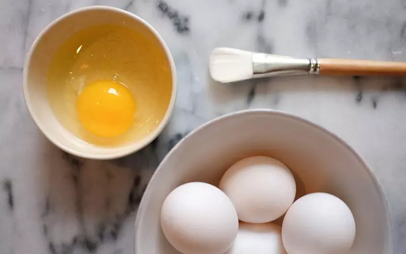 Cho dầu oliu vào chén trứng